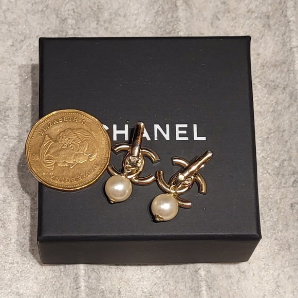 100% Authentic Chanel Enamel CC & Faux Pearl Dangle Drop Earrings - Picture 2 of 5